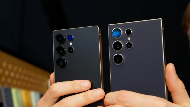 Visibility comparison between the S25 Ultra (left) and a previous generation device (right) in direct sunlight, demonstrating the improved peak brightness